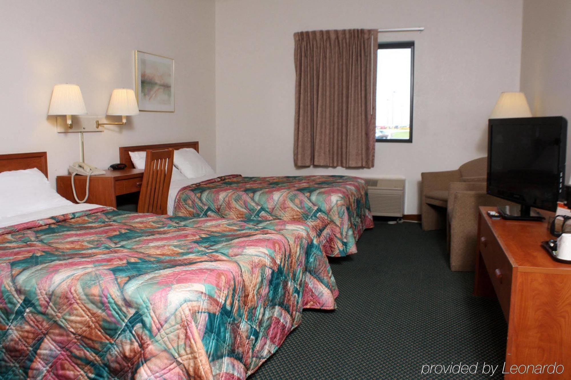 Centerstone Inn & Suites Carlyle Экстерьер фото