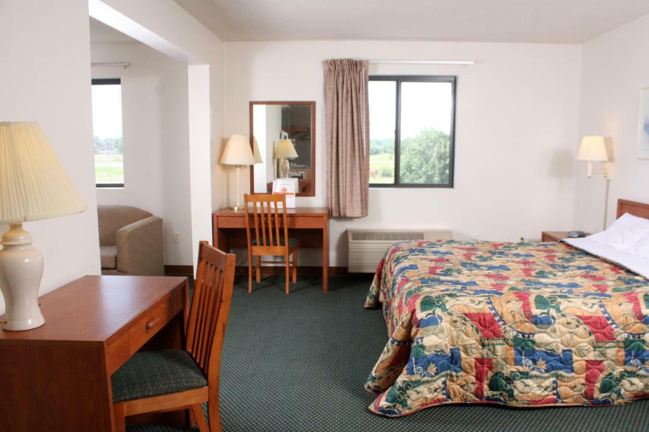 Centerstone Inn & Suites Carlyle Экстерьер фото