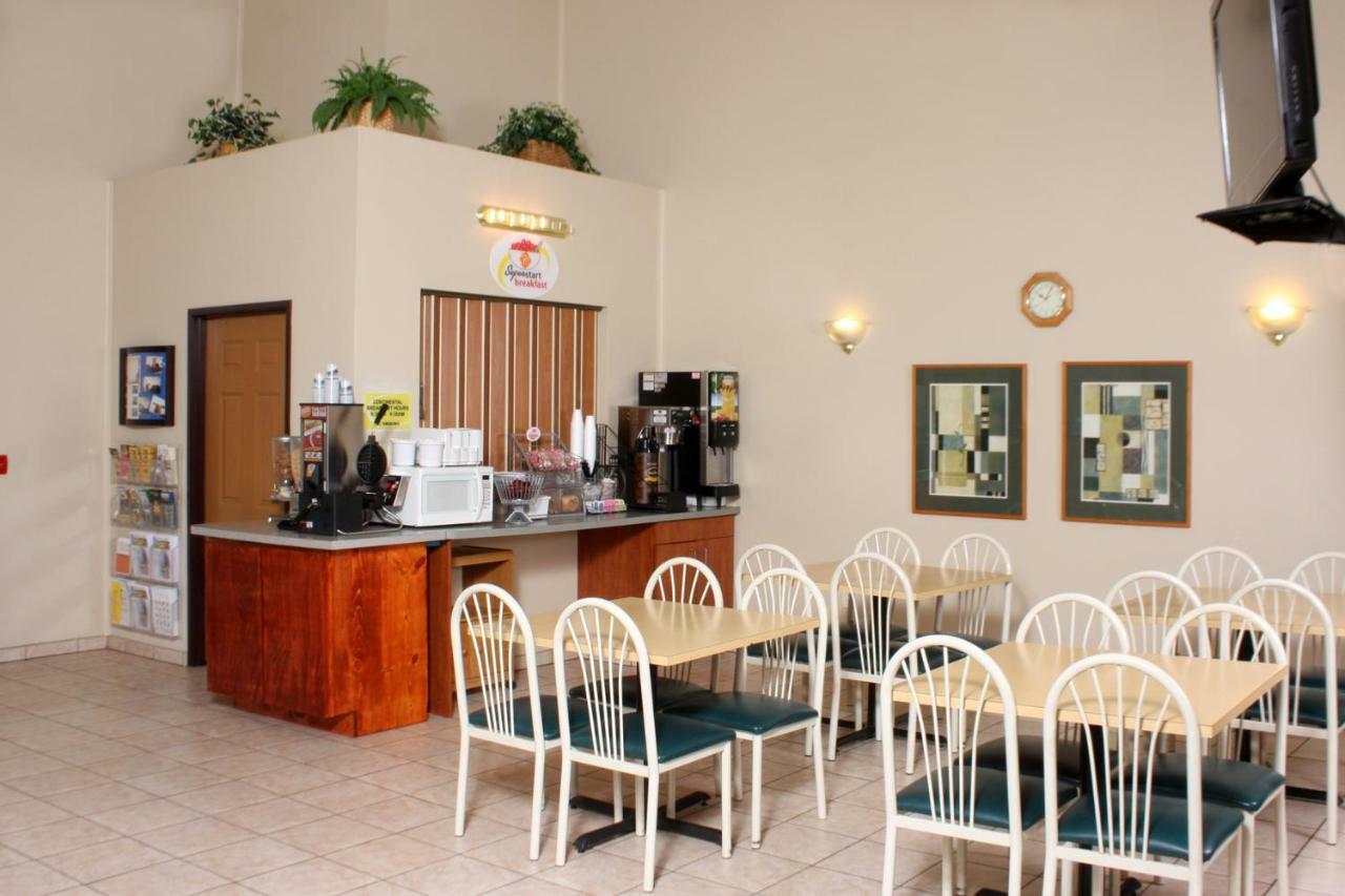 Centerstone Inn & Suites Carlyle Экстерьер фото